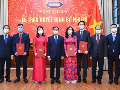 Lãnh đạo Bộ Ngoại giao cùng các cán bộ được bổ nhiệm chức vụ mới.