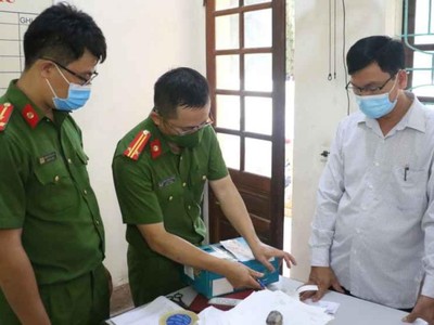 Cơ quan chức năng tống đạt các quyết định liên quan. Ảnh: Công an Nghệ An.