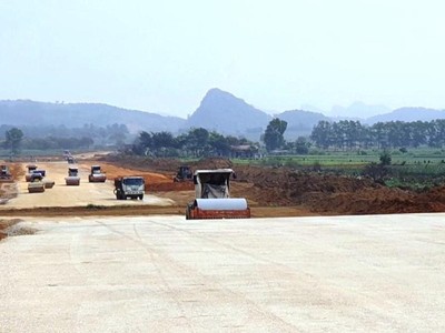 Nhà thầu thi công một đoạn tuyến cao tốc Bắc-Nam. (Ảnh: Việt Hùng/Vietnam+).