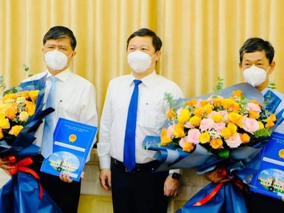 Ông Nguyễn Văn Hiếu (ngoài cùng bên trái) nhận quyết định bổ nhiệm làm Giám đốc Sở Giáo dục- đào tạo TP.HCM