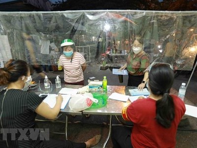 Ban quản lý chợ triển khai đăng ký cho tất cả các tiểu thương vào chợ. (Ảnh: Vũ Sinh/TTXVN).