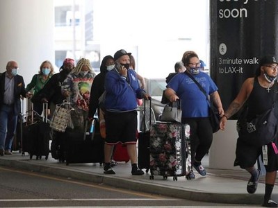 Những trường hợp không tuân thủ đeo khẩu trang sẽ bị phạt tiền. (Nguồn: Reuters).