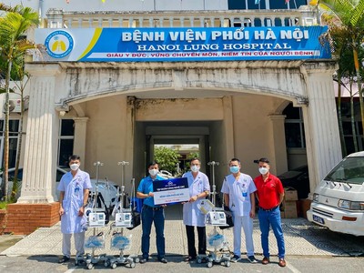 Tập đoàn Công nghệ CMC trao tặng cho Bệnh viện Phổi Hà Nội 3 máy thở oxy dòng cao HFNC trị giá 1 tỷ đồng.