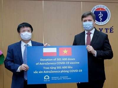 Sáng 23/8, tại Bộ Y tế diễn ra Lễ bàn giao và tiếp nhận lô vaccine AstraZeneca phòng COVID-19 do Chính phủ Ba Lan hỗ trợ Việt Nam.