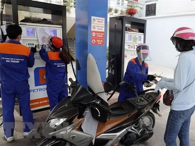 Mua bán xăng dầu sau khi điều chỉnh giá bán tại cửa hàng kinh doanh xăng dầu Petrolimex. (Ảnh: Trần Việt/TTXVN),