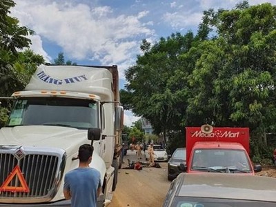 Hiện trường vụ tai nạn xảy ra tại xã Vũ Bình, huyện Lạc Sơn (Hòa Bình), chiều 23/8/2021. (Nguồn: laodong.vn).