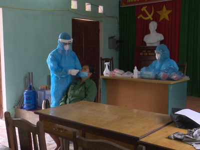 Lấy mẫu xét nghiệm cho người dân trên địa bàn huyện Văn Lãng, tỉnh Lạng Sơn.