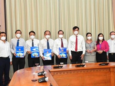 Phó Chủ tịch UBND TPHCM Lê Hòa Bình cùng các đồng chí lãnh đạo sở, ngành chúc mừng các đồng chí nhận quyết định.