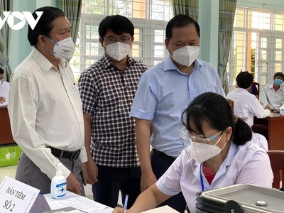 Ông Nguyễn Phi Long, Chủ tịch UBND tỉnh Bình Định (áo xanh) kiểm tra công tác chuẩn bị tiêm chủng ở huyện Vân Canh và các địa phương.