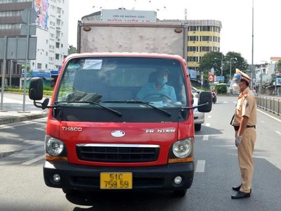 Xe vận tải hàng hóa không được cấp mã QR thì tài xế và người ngồi trên xe phải có giấy đi đường theo quy định.