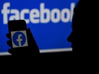 Biểu tượng Facebook trên màn hình smartphone. (Ảnh: AFP/TTXVN).