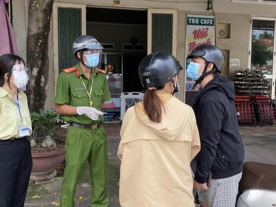 Lực lượng chức năng Tây Ninh kiểm tra giấy đi đường của người dân. (Ảnh: Thắm Nguyễn).