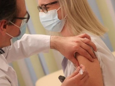 Tiêm vaccine cho người dân Bỉ. (Nguồn: brusselstimes.com).