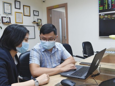 Dòng tiền luôn chực chờ giải ngân mỗi khi thị trường điều chỉnh. Ảnh: Dũng Minh.