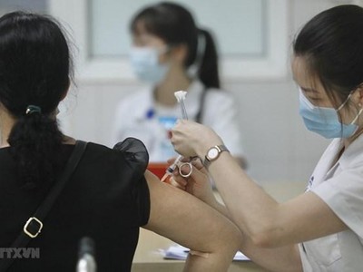 Nhân viên y tế tiêm vaccine Nanocovax phòng COVID-19 cho tình nguyện viên tham gia tiêm thử nghiệm đợt 3 tại Học viện Quân y. (Ảnh: Minh Quyết/TTXVN).