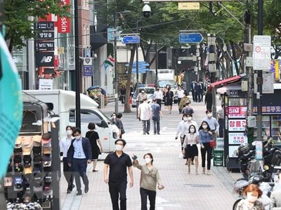 Người dân di chuyển trên đường phố tại thủ đô Seoul, Hàn Quốc. (Ảnh: Yonhap/ TTXVN).