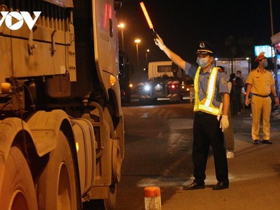 Kiểm tra phương tiện tại các chốt. 