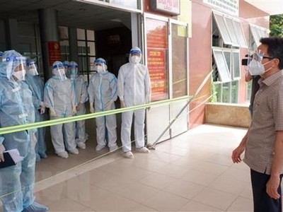 Ngày 27/8/2021, Phó Thủ tướng Chính phủ Vũ Đức Đam cùng đoàn công tác của Chính phủ đến kiểm tra, chỉ đạo công tác phòng chống dịch COVID-19 trên địa bàn tỉnh Long An. (Ảnh: TTXVN phát).