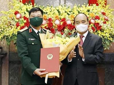 Chủ tịch nước Nguyễn Xuân Phúc trao Quyết định thăng quân hàm Thượng tướng đối với đồng chí Trần Việt Khoa, Ủy viên Trung ương Đảng, Ủy viên Quân ủy Trung ương, Giám đốc Học viện Quốc phòng.