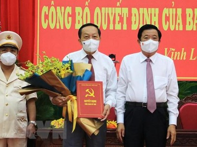 Bí thư Tỉnh ủy Vĩnh Long Bùi Văn Nghiêm trao Quyết định và tặng hoa chúc mừng ông Nguyễn Thành Thế. (Ảnh: Phạm Minh Tuấn/TTXVN).
