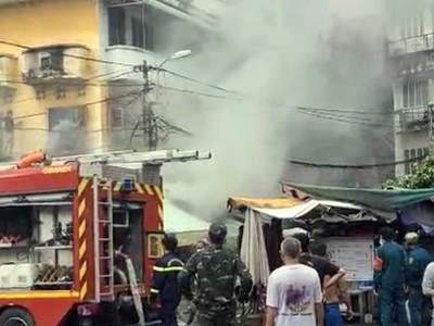 Cảnh sát PCCC đã dập tắt lửa kịp thời, giải cứu thành công một cụ bà bị ngạt khói, mắc kẹt trong đám cháy.