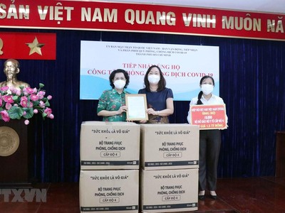 Bà Tô Thị Bích Châu (trái), Chủ tịch Ủy ban MTTQ Việt Nam Thành phố trao thư cảm ơn Hiệp hội Dệt May Việt Nam tại Thành phố Hồ Chí Minh cho bà Nguyễn Bảo Trân, Phó Chủ tịch Hiệp hội Dệt may Việt Nam. (Ảnh: Xuân Khu/TTXVN).