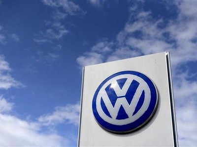 Biểu tượng Volkswagen tại một đại lý của hãng này ở Hamm (Đức). (Ảnh: AFP/TTXVN).