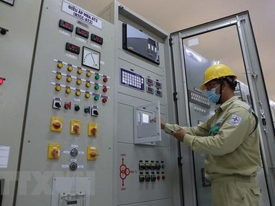 Công nhân Công ty Truyền tải điện 3 vận hành truyền tải điện tại trạm biến áp 220kV Quy Nhơn. (Ảnh: Ngọc Hà/TTXVN).