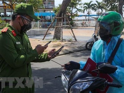 Quét mã QR Code trên điện thoại để kiểm tra giấy đi đường của các cá nhân. (Ảnh: Trần Lê Lâm/TTXVN).