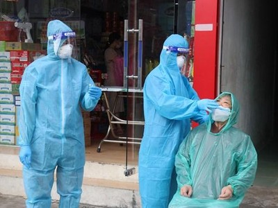 Nhân viên y tế lấy mẫu xét nghiệm virus SARS-CoV-2 trên địa bàn phường Vĩnh Bảo, thành phố Rạch Giá (Kiên Giang). (Ảnh: Lê Huy Hải/TTXVN).