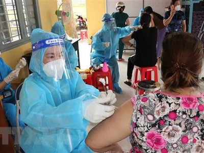 Người dân được tiêm vaccine Vero Cell tại điểm tiêm Trung tâm văn hóa phường Phú Lợi, thành phố Thủ Dầu Một, tỉnh Bình Dương. (Ảnh: Chí Tưởng/TTXVN).