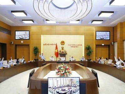 Ủy ban Thường vụ Quốc hội biểu quyết thông qua định mức phân bổ dự toán chi thường xuyên ngân sách nhà nước năm 2022. (Ảnh: Doãn Tấn/TTXVN).