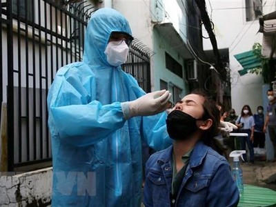 Hướng dẫn người dân tự test nhanh tại nhà. (Ảnh: Thanh Vũ/TTXVN).