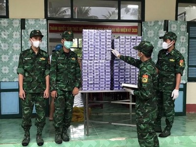 Tang vật đối tượng vứt lại hiện trường. (Ảnh: TTXVN phát).