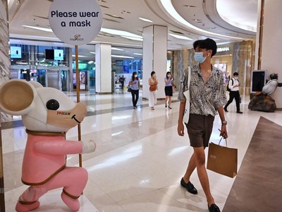 Người dân đeo khẩu trang phòng lây nhiễm COVID-19 tại Bangkok, Thái Lan, ngày 26/4/2021. (Ảnh: AFP/TTXVN).