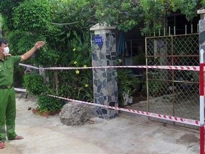 Lực lượng chức năng nhắc nhở người dân trong khu phong tỏa tại thành phố Tuy Hòa thực hiện quy định phòng dịch COVID-19. (Ảnh: Xuân Triệu/TTXVN).