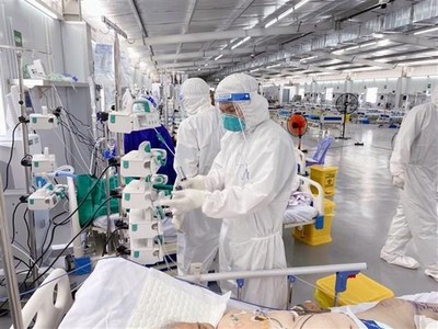 Điều trị cho bệnh nhân COVID-19 tại Trung tâm hồi sức tích cực trực thuộc Bệnh viện Việt Đức - đặt tại Bệnh viện Dã chiến số 13 (xã Bình Hưng, huyện Bình Chánh, Thành phố Hồ Chí Minh). (Ảnh: TTXVN).