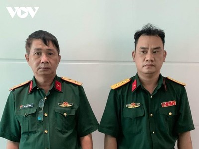 Bị can Võ Thành Phúc (trái) và bị can Trần Vũ Hàn Minh Nhật tại cơ quan điều tra.