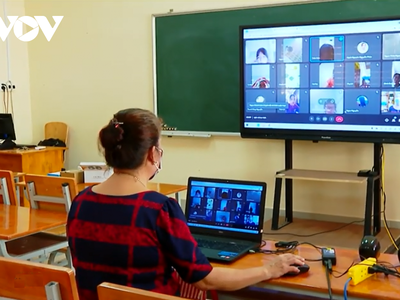 Một giáo viên ở thành phố Vĩnh Long đang dạy học sinh bằng hình thức trực tuyến.