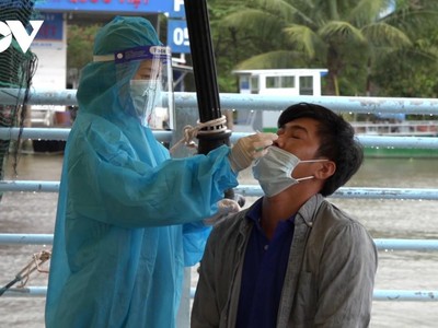 Xét nghiệm tại một chốt đường thuỷ.