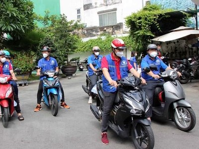 Các thành viên đội Shipper tình nguyện tại Thành phố Hồ Chí Minh. (Ảnh: Xuân Khu/TTXVN).