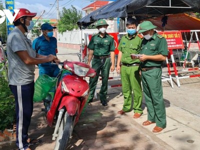 Hoạt động di chuyển của người dân trên tuyến biên giới được lực lượng chức năng.