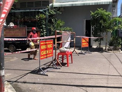 Tiếp tế lương thực cho người dân trong khu vực bị phong tỏa tại tổ 18, khu vực 4, phường Hải Cảng, Quy Nhơn. (Ảnh: Nguyên Linh/TTXVN).