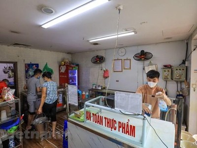 Nhiều hàng quán dọn dẹp sẵn sàng để bán mang về. (Ảnh: Minh Sơn/Vietnam+).