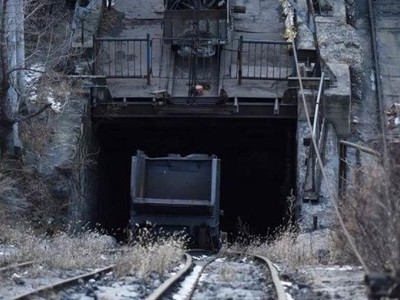 Va chạm với đầu tàu kéo toa xe goong, một công nhân than tử vong