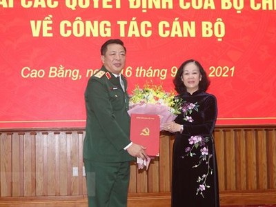 Ủy viên Bộ Chính trị, Bí thư Trung ương Đảng, Trưởng ban Tổ chức Trung ương Trương Thị Mai trao Quyết định cho tân Bí thư Tỉnh ủy Cao Bằng Trần Hồng Minh. (Ảnh: Quốc Đạt/TTXVN).