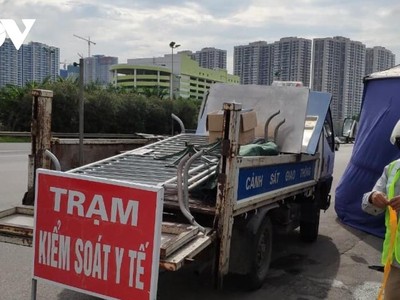 Lực lượng chức năng tháo dỡ chốt kiểm soát dịch tại Đại lộ Thăng Long.