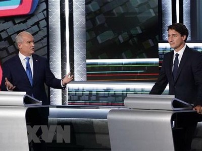 Thủ tướng Canada, lãnh đạo đảng Tự do, Justin Trudeau (phải) và lãnh đạo đảng Bảo thủ Erin O'Toole trong cuộc tranh luận tại Gatineau, Quebec, Canada. (Ảnh: AFP/TTXVN)