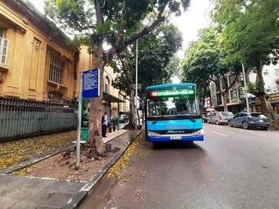 Xe buýt Hà Nội sắp được hoạt động trở lại sau thời gian phải tạm dừng do ảnh hưởng của dịch COVID-19. (Ảnh: Việt Hùng/Vietnam+).