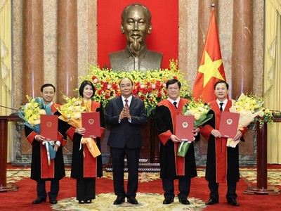 Chủ tịch nước Nguyễn Xuân Phúc trao Quyết định bổ nhiệm Thẩm phán Tòa án nhân dân tối cao.